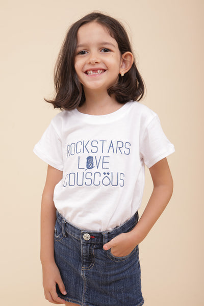 Petit fille hyper souriante avec notre tshirt bordé 'Rockstars love Couscous' .