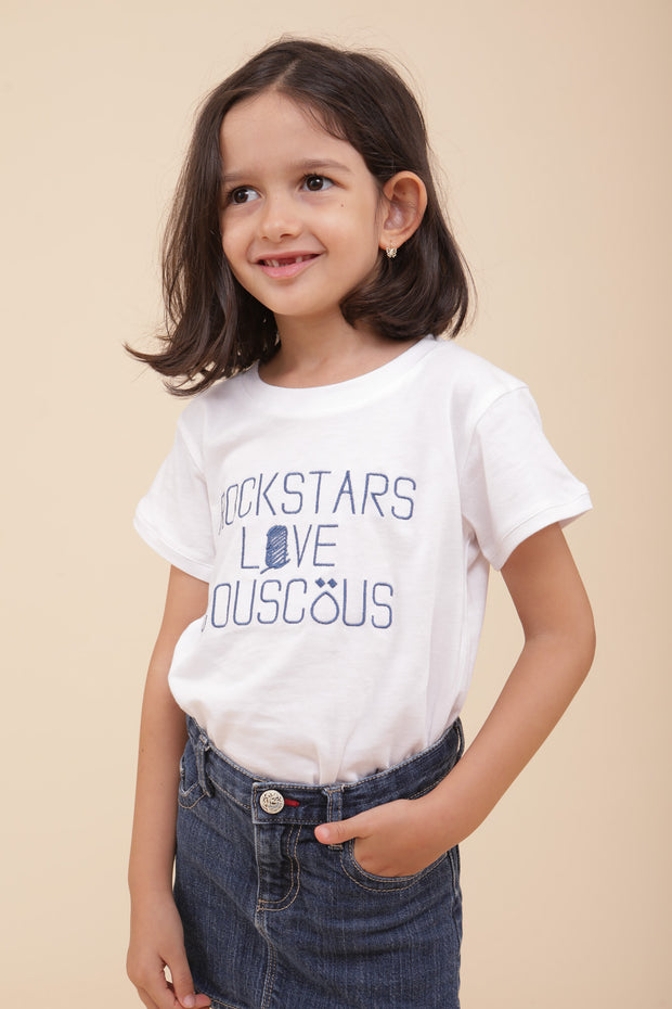 Petite fille qui porte une coupe unisexe de notre tshirt 'Rockstars love Couscous' .