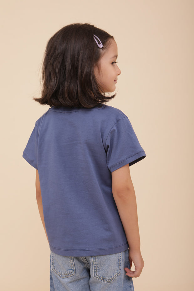Titi de dos, avec son jolie tshirt pour enfant LYOUM couleur bleu sombre