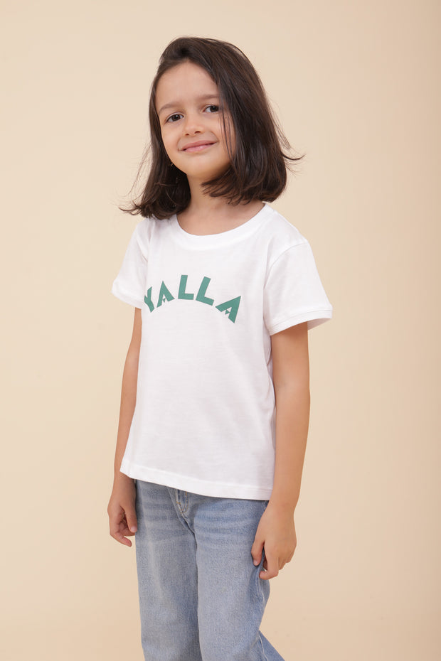 La petite titi avec son tshirt sérigraphié  'Yalla' sur le devant.