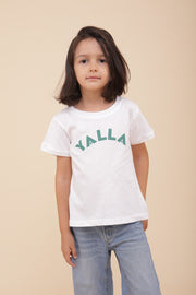 La petite Titi avec tshirt 'Yalla' coupe unisexe, droite classique et col rond.