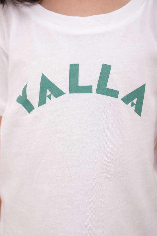 Zoom in sur tshirt blanc avec sérigraphie 'Yalla' sur le devant en vert foncé.
