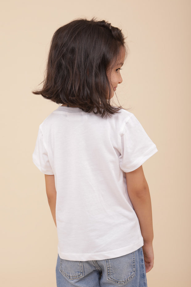 La petit titi de dos avec son tshirt 'Yalla' blanc.