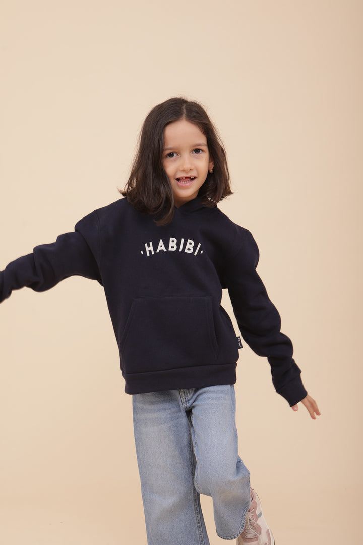 Fille qui danse en hoodie LYOUM Habibi.