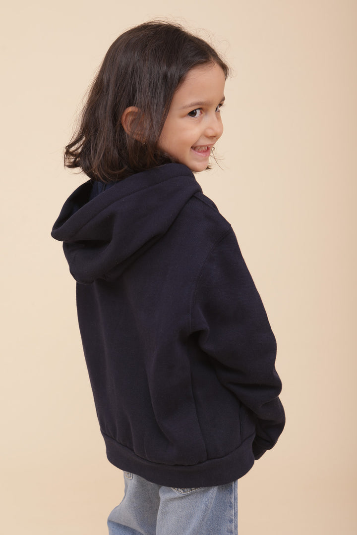 Vue dos d'une fille en hoodie LYOUM navy.