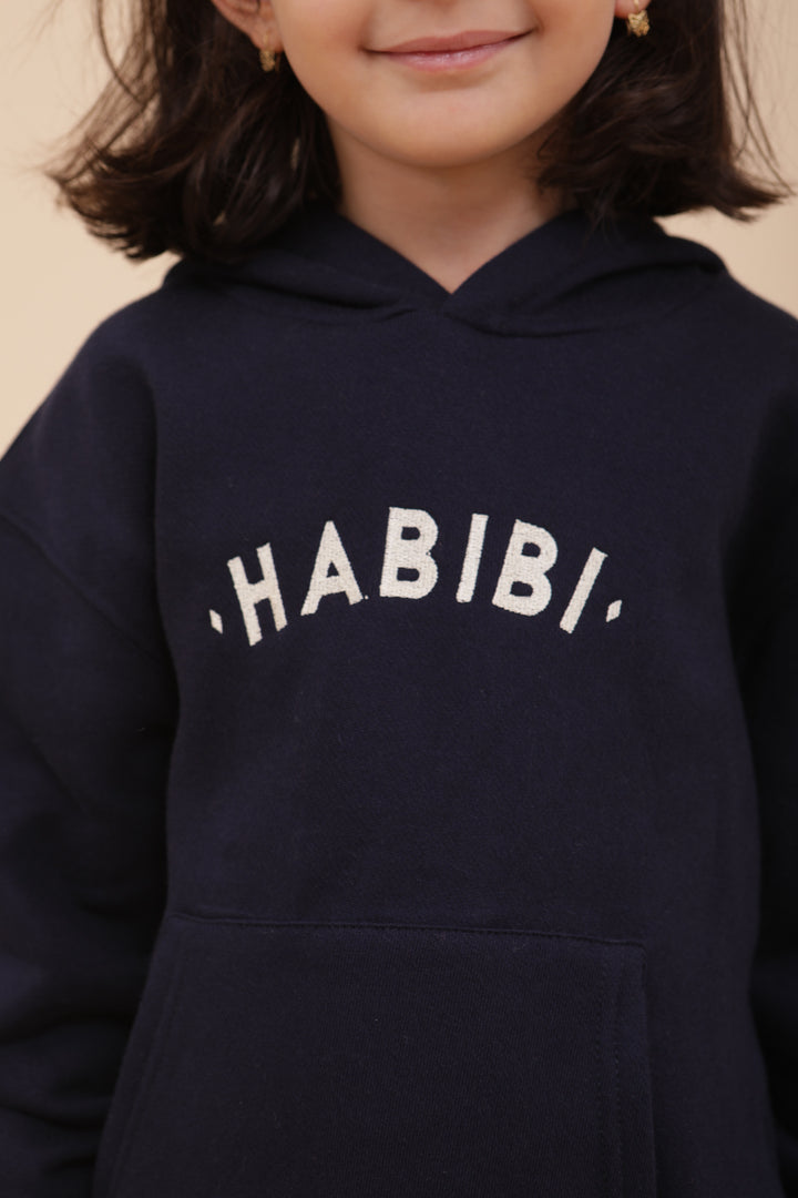 Zoom sur la broderie Habibi du sweat LYOUM navy.