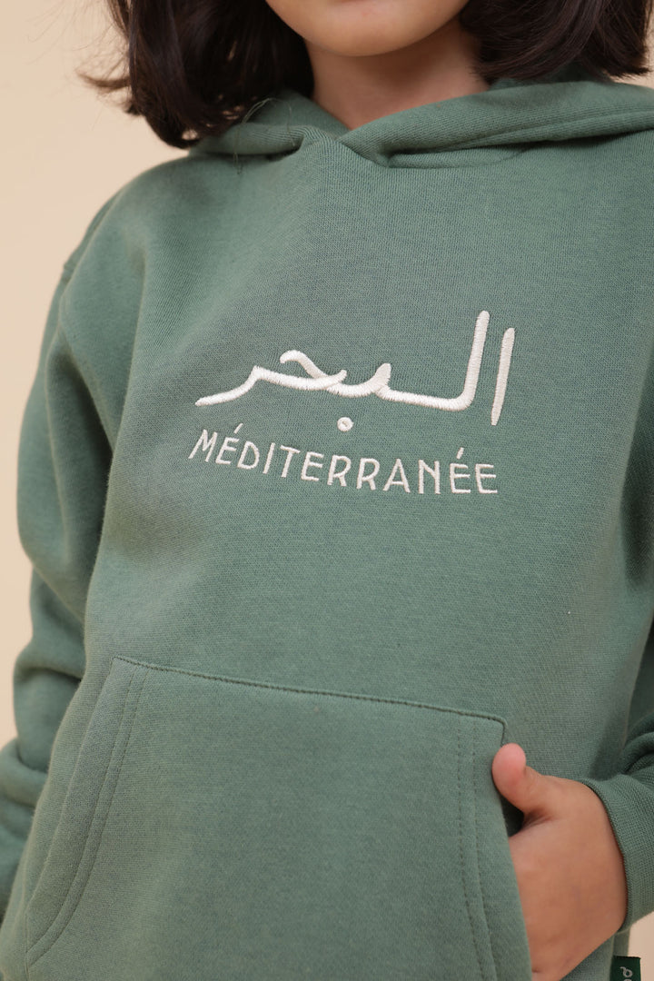 Détail de broderie La Mer Méditerranée sur sweat LYOUM vert.