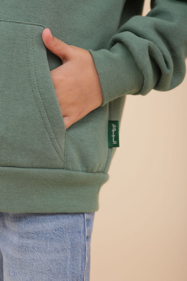 Détails poche et étiquette du hoodie enfant vert LYOUM.
