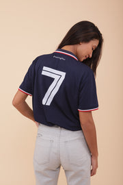 Vue dos du maillot LYOUM Harissa United avec numéro sept, porté par une femme.