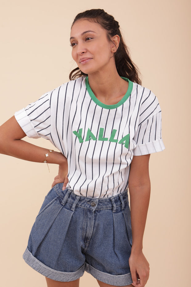 Femme qui porte le LYOUM tshirt d'inspiration baseball avec ses fines rayures iconiques.