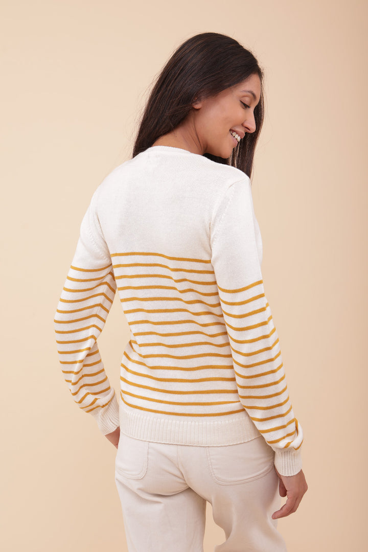 Vue de dos du pull LYOUM en maille et rayures jaune soleil.