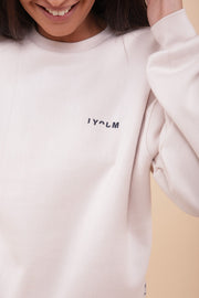 Petit logo LYOUM sur sweat en molleton.