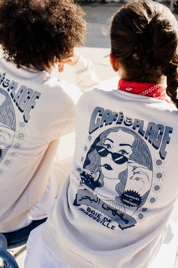 Couple portant le sweat LYOUM Café de la Plage Marseille.