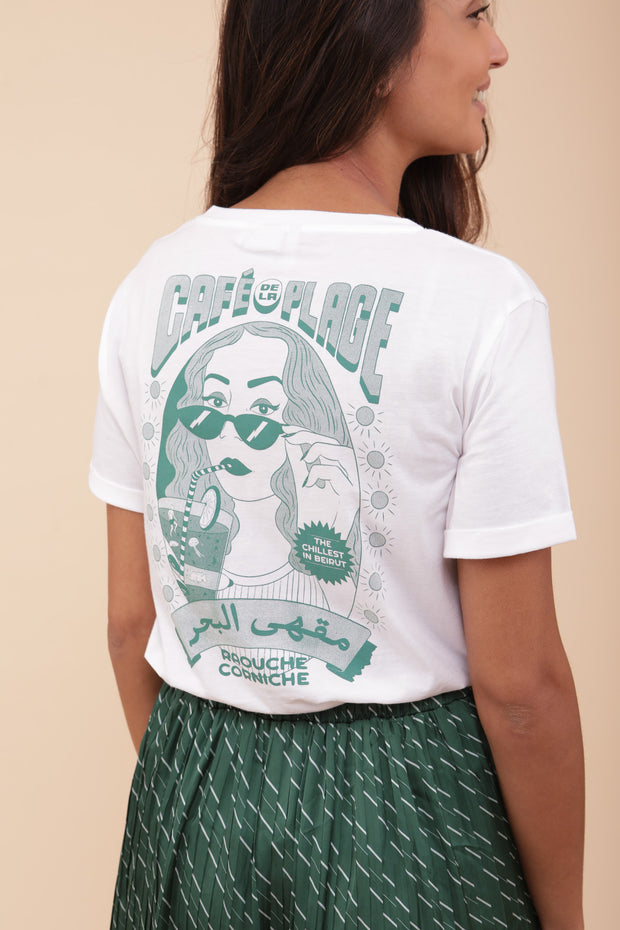 Femme portant le tshirt blanc 'Café de la Plage' : The chillest in Beirut' imprimé au dos.