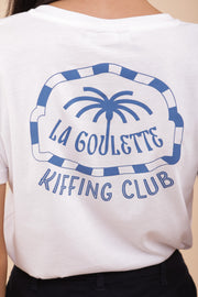 Zoom in sur le tshirt blanc 'La Goulette' - 'Kiffing Club' imprimé au dos en bleu.