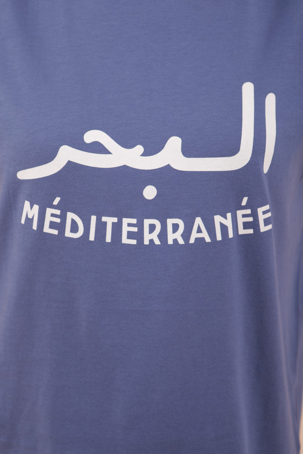 Tshirt bleu sombre 'La Mer Méditerranée' en mix arabe/français.