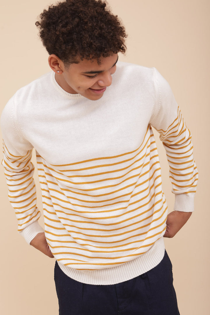 Homme en pull LYOUM, maille fine et rayures jaunes.