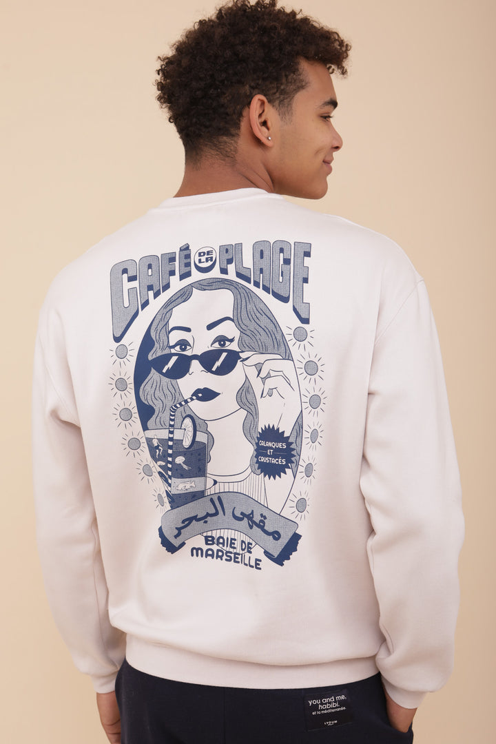 Homme portant le sweat LYOUM Café de la Plage Marseille.