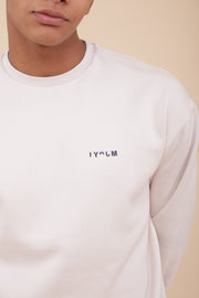 Zoom sur le logo LYOUM, sur sweat écru.
