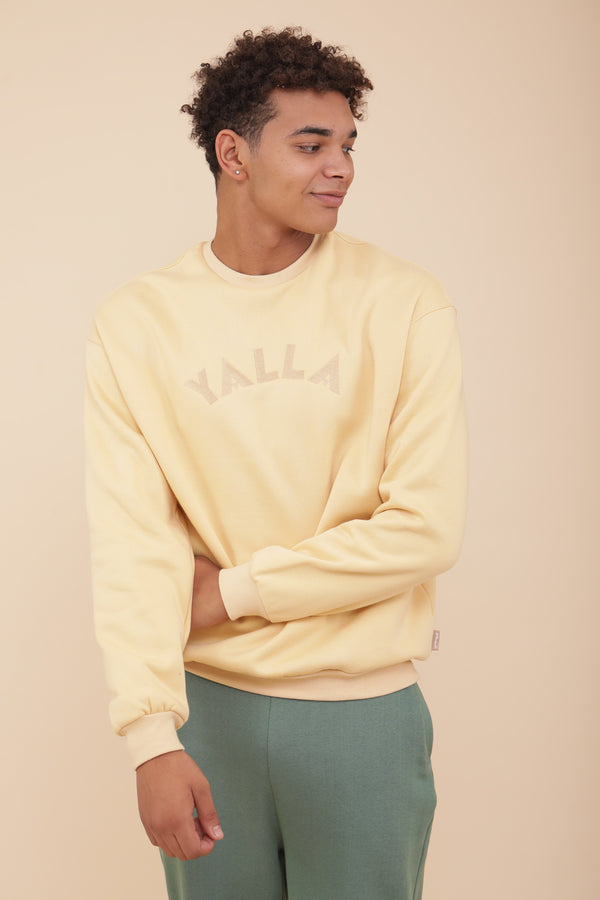 Homme portant le sweat ample LYOUM Yalla jaune.