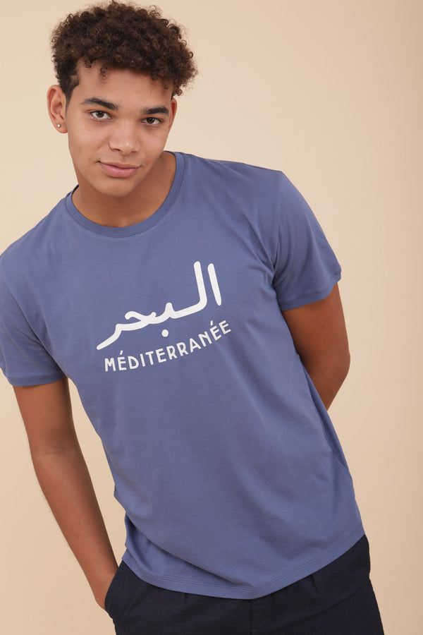 le t-shirt : ' La Mer Méditerranée ' en mix arabe/français sur le devant, est 100% Coton Bio !