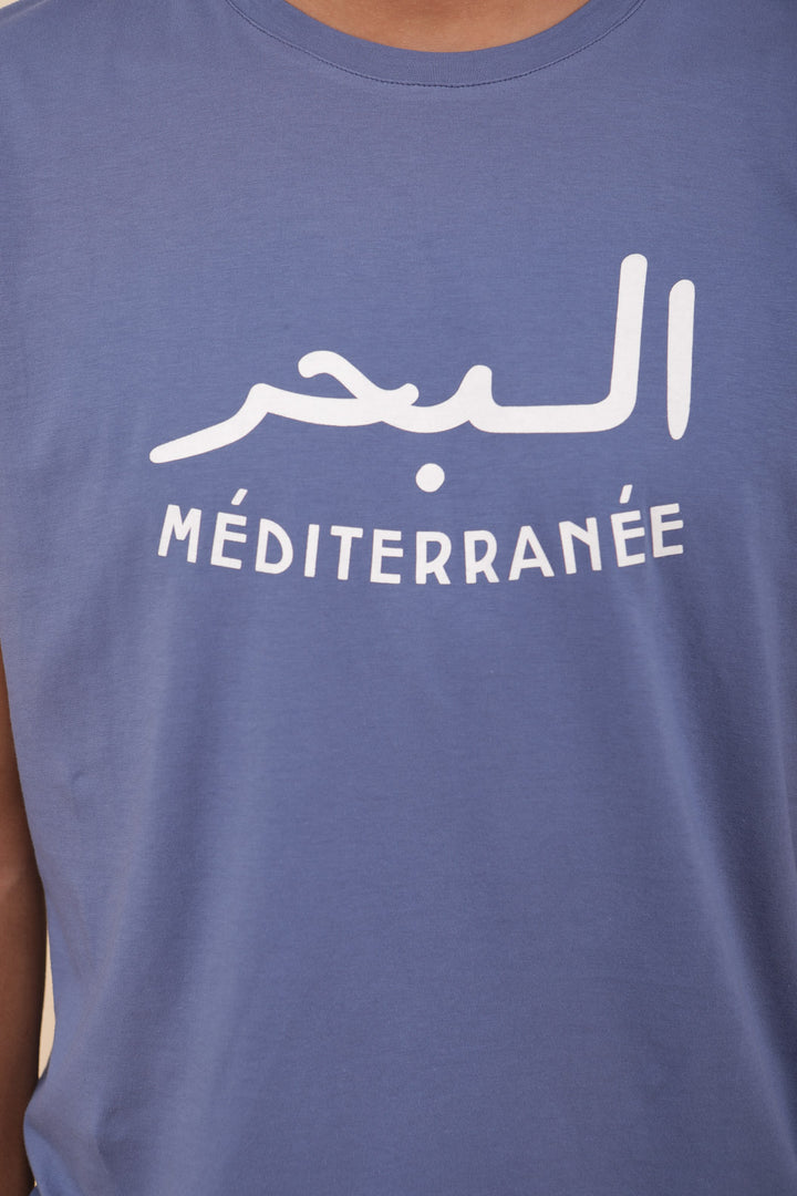 Vue serrée sur le tshirt ' La Mer Méditerranée ' en mix arabe/français.