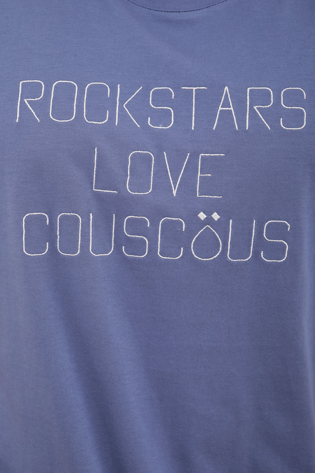 Tshirt bleu sombre, brodé ' Rockstars love couscous ' sur le devant, couleur écru. 