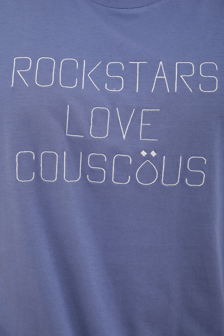 Tshirt bleu sombre, brodé ' Rockstars love couscous ' sur le devant, couleur écru. 