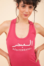 Femme brune portant le débardeur LYOUM rose Mer Méditerranée en mix arabe-français.
