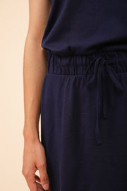 Zoom sur le détail ceinture de la robe LYOUM bleue navy.