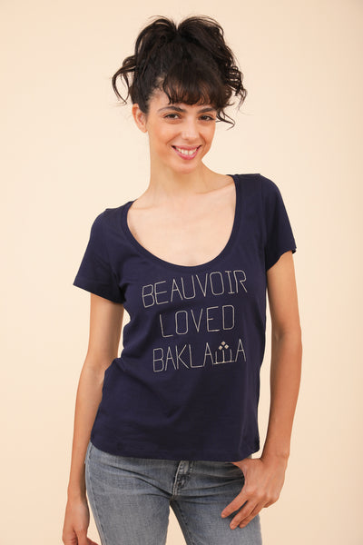 Femme souriante en tshirt LYOUM bleu Beauvoir Loved Baklawa.