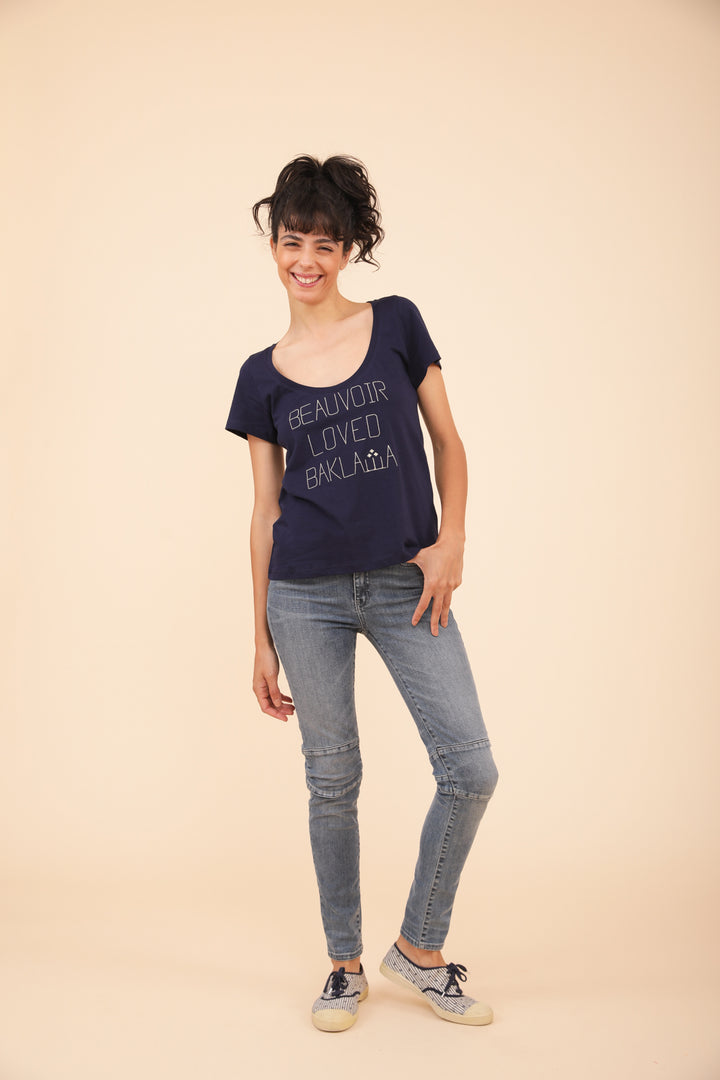 Silhouette d'une femme en tshirt LYOUM bleu et jeans.