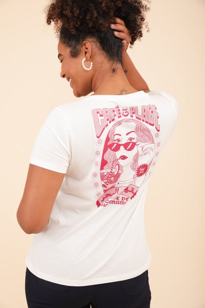 Vue dos d'une femme en tshirt LYOUM blanc avec illustration rose.