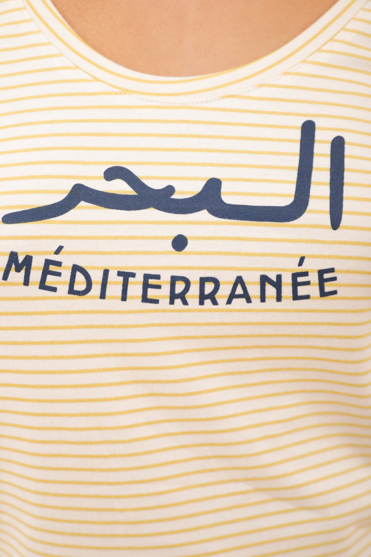 Zoom sur le message LYOUM exclusif La Mer Méditerranée en mix arabe français, sur tissus à rayures jaunes.