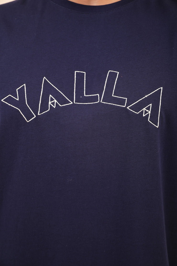 Zoom sur le point de broderie Yalla sur t-shirt LYOUM navy.