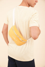 Homme en sac banane LYOUM jaune, porté en bandoulière.