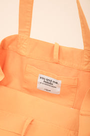 Belle étiquette LYOUM à l'intérieur du sac cabas jaune soleil.