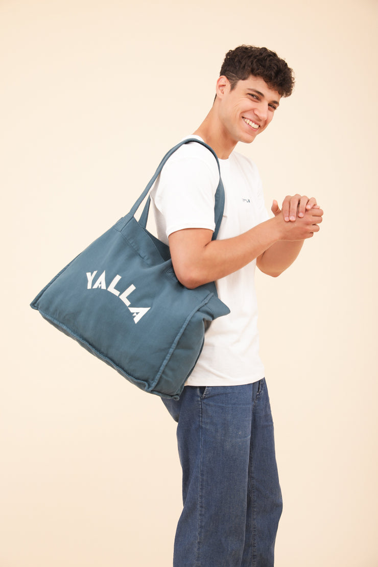 Homme portant le sac cabas LYOUM Yalla.