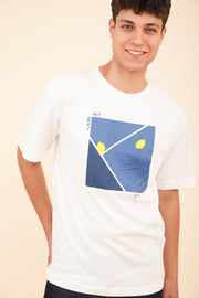 Homme portant le nouveau t-shirt LYOUM Sport court de tennis bleu.