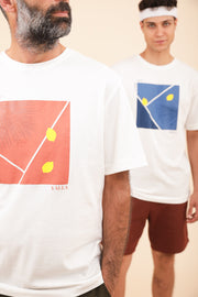 Deux hommes chacun portant une version du tshirt LYOUM sport tennis.