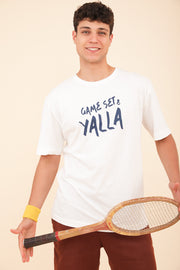 Homme en tshirt LYOUM Sport avec raquette à la main.