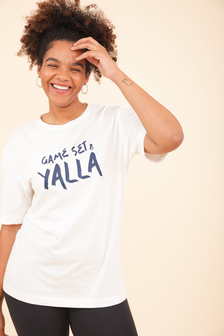 Femme avec grand sourire portant le tshirt LYOUM sport Game Set et Yalla.