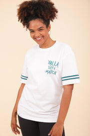 Femme souriante, portant le tshirt LYOUM sport unisexe Yalla, Set et Match.