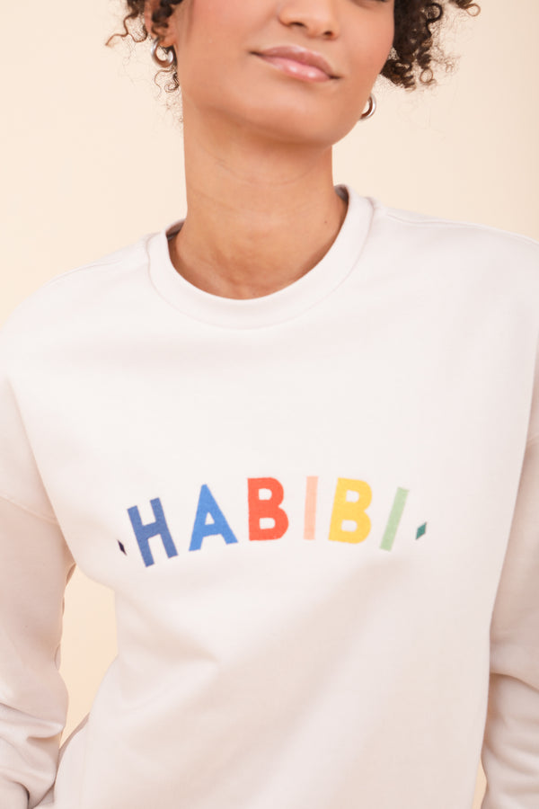 Habibi arc-en-ciel sur sweat LYOUM écru.