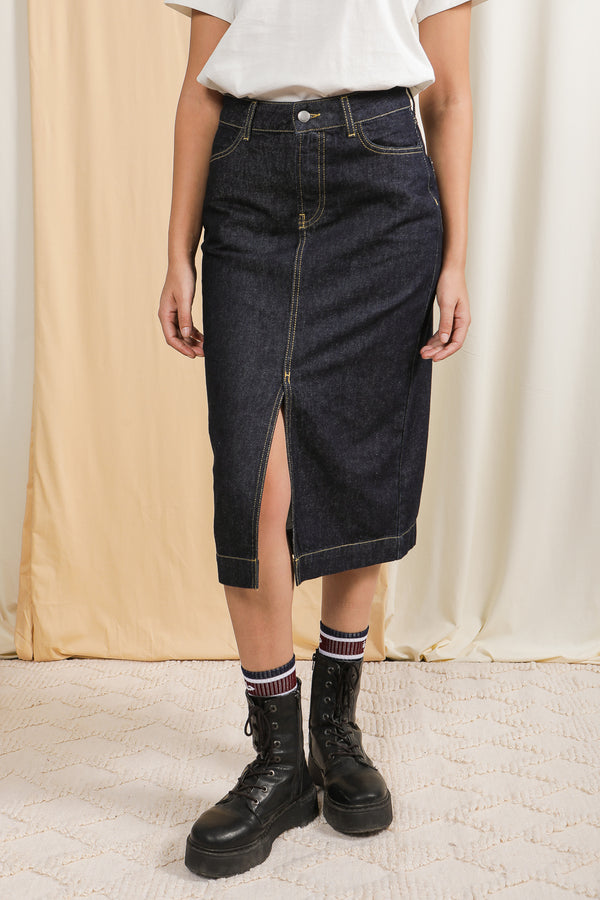 Jupe LYOUM en denim avec fente sur le devant.