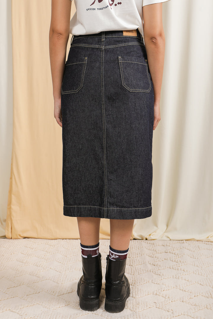 Jupe LYOUM en denim bleu foncé vue de dos.