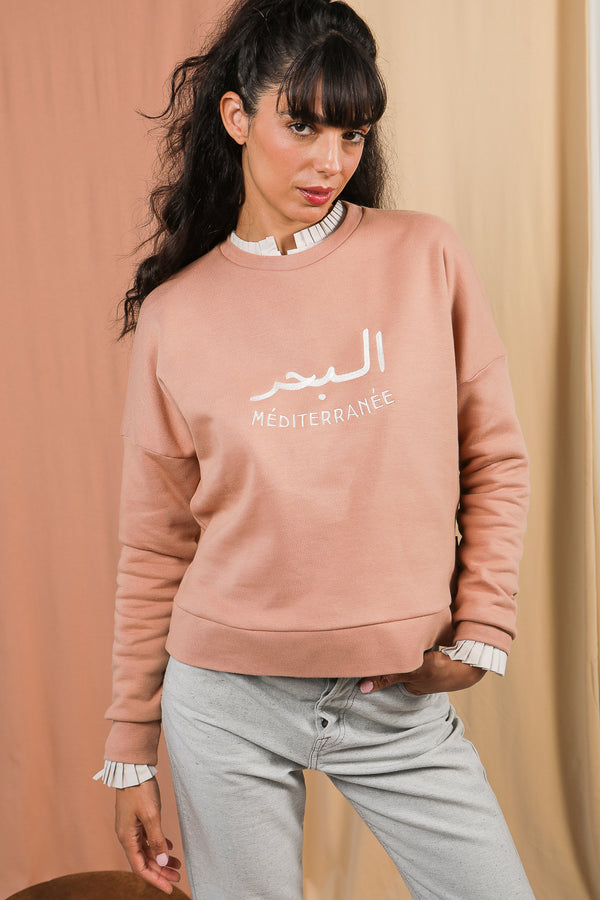 Femme portant le sweat méditerranée by LYOUM, look casual et chic. 
