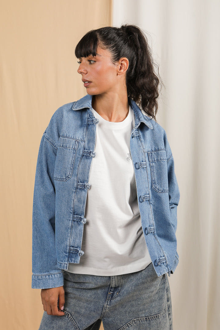 Femme en Veste LYOUM Denim délavée sur tshirt blanc.