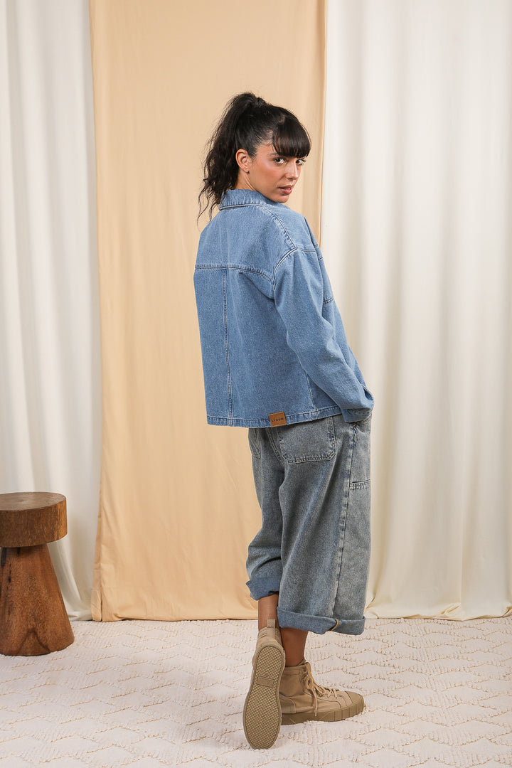 Vue de dos d'une femme en veste LYOUM en denim.