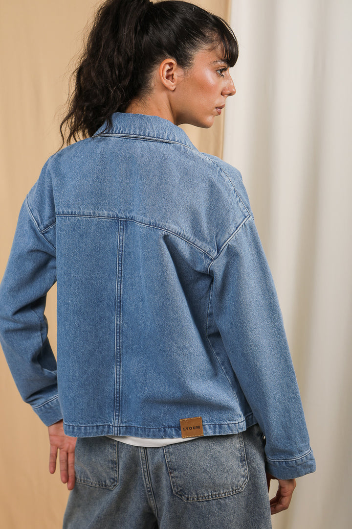 Dos de la veste LYOUM en denim et délavage.